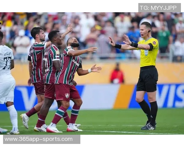 弗拉门戈门将失误送礼对手轻松进球引发全场哄笑