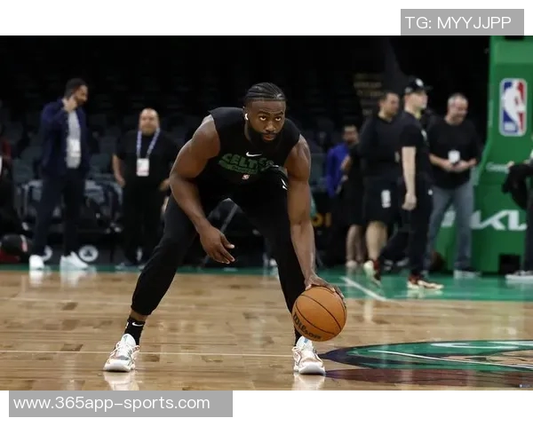 杰伦布朗赞沃尔什表现出色防守与关键投篮双双奏效